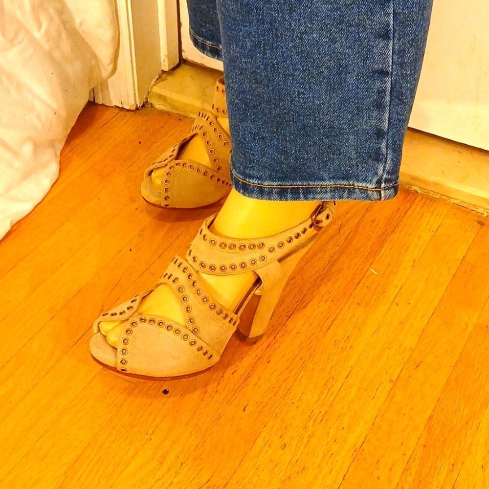 🔥🔥 Like New Prada (Italy) Taupe Suede Heels. - Picture 11 of 16